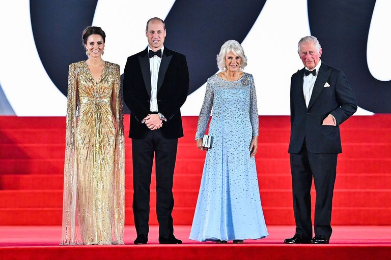 Η Kate Middleton φόρεσε ένα Bold Gold Cape Dress στην πρεμιέρα του James Bond