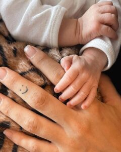 Οι Riverdale Star KJ Apa και Clara Berry καλωσορίζουν το πρώτο τους μωρό
