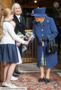 Η βασίλισσα χρησιμοποιεί μπαστούνι για πρώτη φορά μετά από 17 χρόνια σε κοινή έξοδο με την πριγκίπισσα Άννα
