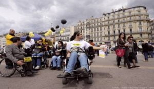 Δικαιώματα ατόμων με αναπηρία: Ευρωπαϊκή Κάρτα Αναπηρίας και εναρμόνιση ζητά το ΕΚ