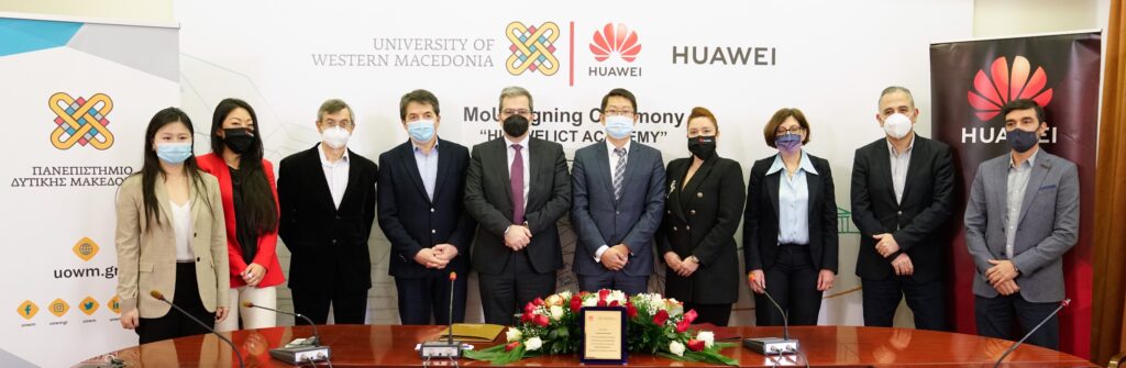 Υπεγράφη τη Δευτέρα 13 Δεκεμβρίου, στην αίθουσα Συγκλήτου του Πανεπιστημίου Δυτικής Μακεδονίας (ΠΔΜ), από τον Πρύτανη του Πανεπιστημίου Δυτικής Μακεδονίας Θεόδωρο Θεοδουλίδη και τον Chen Qingwei, EVP της Huawei South Balkan Region, η συμμετοχή του Πανεπιστημίου Δυτικής Μακεδονίας στο διεθνές πρόγραμμα Huawei ICT Academy. Το εν λόγω πρόγραμμα πραγματοποιείται μέσω του Εργαστηρίου Δικτύων και Προηγμένων Υπηρεσιών του Τμήματος Ηλεκτρολόγων Μηχανικών και Μηχανικών Υπολογιστών (ΗΜΜΥ), υπό την διεύθυνση της Αν. Καθηγήτριας Μαλαματής Λούτα. 
Στο καλωσόρισμά του, ο Πρύτανης του ΠΔΜ σημείωσε ότι η υπογραφή του σημερινού μνημονίου είναι ένα αρχικό βήμα και το Πανεπιστήμιο προσβλέπει σε περαιτέρω συνεργασίες, όχι μόνο με τη Ηuawei, αλλά και με άλλες εταιρείες τεχνολογίας, προκειμένου να ενισχυθεί  η μεταφορά τεχνογνωσίας στην περιφέρεια Δυτικής Μακεδονίας.
Ο κ. Chen αναφέρθηκε στις καινοτομίες που αναπτύσσονται στο ΠΔΜ, ενώ, κατά τη διάρκεια της σύντομης επίσκεψής του στην πόλη της Κοζάνης, διέκρινε πολλές δυνατότητες για περισσότερες συνεργασίες, όχι μόνο στο πλαίσιο της ICT Huawei Academy, αλλά και στο πεδίο της Πράσινης Ενέργειας και της Ζώνης Καινοτομίας. Σημείωσε δε, ότι η Huawei μαζί με το Πανεπιστήμιο Δυτικής Μακεδονίας μπορούν να γεφυρώσουν το κενό μεταξύ των φοιτητών και των αναγκών της βιομηχανίας. Επίσης, δήλωσε ότι η δημιουργία της ICT Academy είναι ένα σημαντικό πρώτο δείγμα της αποφασιστικότητας και της αφοσίωσης της Huawei στο στόχο της από κοινού καλλιέργειας ταλέντων στο χώρο των ICT μέσω συνεργασιών.
Η Huawei, παγκόσμιος ηγέτης και πάροχος υποδομών και έξυπνων συσκευών Τεχνολογίας Πληροφοριών & Επικοινωνιών (ICT)  παρέχει ολοκληρωμένες λύσεις σε τέσσερις βασικούς τομείς: δίκτυα τηλεπικοινωνιών, τεχνολογία πληροφοριών, έξυπνες συσκευές και υπηρεσίες cloud. Το Πανεπιστήμιο Δυτικής Μακεδονίας, είναι ένα από τα πρώτα Ανώτατα Εκπαιδευτικά  Ιδρύματα στην Ελλάδα με τα οποία συνεργάζεται η Huawei, ενισχύοντας έτσι τη  διασύνδεσή του με τη βιομηχανία και την αγορά εργασίας.
Το Εργαστήριο Δικτύων και Προηγμένων Υπηρεσιών (TELNAS) του Τμήματος  Ηλεκτρολόγων Μηχανικών και Μηχανικών Υπολογιστών (ΗΜΜΥ) του Πανεπιστημίου Δυτικής Μακεδονίας επικεντρώνεται στην εισαγωγή ευφυίας, γνωσιακών λειτουργιών και δυνατοτήτων προσαρμοστικότητας σε δίκτυα επικοινωνιών και υπολογιστών και υπηρεσίες, καθώς και στην εξαγωγή γνώσης και στον μετασχηματισμό αυτής σε εξατομικευμένη πληροφορία παρέχοντας λύσεις σε πολύπλοκα προβλήματα σε διάφορους τομείς εφαρμογών.
Η πρωτοβουλία Huawei ICT Academy είναι μια μη κερδοσκοπική σύμπραξη της Huawei με εκπαιδευτικά ιδρύματα ανά τον κόσμο και έχει ως στόχο την παροχή γνώσεων, την ανάπτυξη δεξιοτήτων και την πιστοποίηση των φοιτητών, τα οποία έχουν άμεσο αντίκρισμα στη βιομηχανία και την αγορά εργασίας. Το πρόγραμμα θεσμοθετήθηκε το 2015, καθοδηγείται από την Huawei και υλοποιείται μέσα από ένα εκτεταμένο διεθνές δίκτυο Ακαδημιών και καθηγητών - φοιτητών. 
Μέσω της Ακαδημίας, οι φοιτητές του Πανεπιστημίου έχουν τη δυνατότητα να παρακολουθήσουν μαθήματα, καθώς και να συμμετάσχουν στις αντίστοιχες εξετάσεις πιστοποίησης. Η εκπαίδευση παρέχεται χωρίς κόστος και αφορά εξειδικευμένους και ταχέως αναπτυσσόμενους τομείς που σχετίζονται με αντικείμενα σπουδών του Πανεπιστημίου, όπως η Τεχνητή Νοημοσύνη (ΑΙ), το Internet of Things (ΙοΤ), οι Υποδομές Cloud Computing, η Διαχείριση Big Data, τα Ασύρματα Δίκτυα (Wireless Networks), η Ασφάλεια Πληροφοριακών Συστημάτων, οι Τεχνολογίες 5G, και οι Επικοινωνίες Δεδομένων (Data Communications, Routing and Switching). 
Οι φοιτητές θα αποκτήσουν πρόσβαση σε σύγχρονες τεχνολογίες, πρότυπο βιομηχανικό εξοπλισμό και εργαλεία προσομοίωσης της βιομηχανίας ICT και θα λάβουν εκτενή θεωρητική και πρακτική εκπαίδευση με online - offline μαθήματα, καθώς και επιπλέον  εκπαιδευτικό υλικό. Για τη συμμετοχή τους σε εξετάσεις πιστοποίησης της Huawei στα διδαχθέντα αντικείμενα, θα δίδεται εκπτωτικό κουπόνι ή ακόμη και δυνατότητα δωρεάν συμμετοχής. 
Επιπλέον, μέσω της Ακαδημίας οι φοιτητές θα μπορούν να συμμετέχουν σε διεθνείς διαγωνισμούς, όπως είναι ο ICT Competition, που διοργανώνεται κάθε χρόνο από την εταιρεία Huawei, διεκδικώντας αντίστοιχες διακρίσεις. Ανάλογα με την επίδοσή τους, θα λαμβάνουν ευκαιρίες απασχόλησης ή / και υποτροφίες από τη Huawei. 
Άλλος ένας στόχος της Huawei ICT Academy είναι ανάδειξη ταλαντούχων φοιτητών για τον ψηφιακό μετασχηματισμό των επιχειρήσεων. Μέσω της πρωτοβουλίας ICT Talent Alliance Job Fair, που διοργανώνεται μέσω του προγράμματος, επιτυγχάνεται η άμεση διασύνδεση φοιτητών και εταιρειών που δραστηριοποιούνται στο χώρο των ICT.

