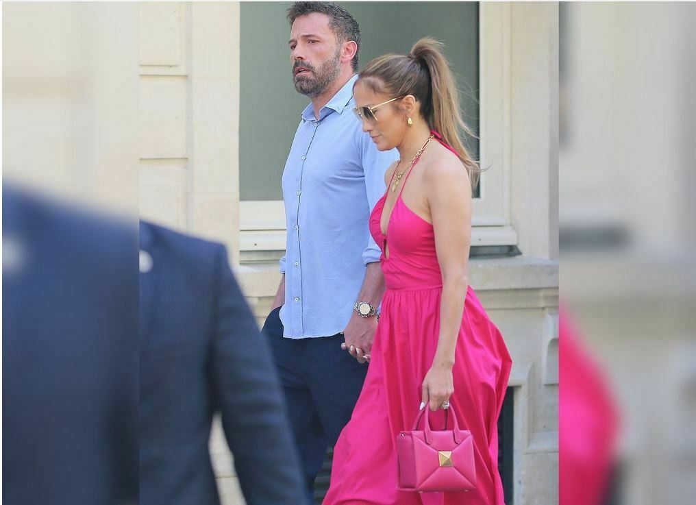 Η Jennifer Lopez και ο Ben Affleck συνεχίζουν τον μήνα του μέλιτος στο Παρίσι στο νέο εστιατόριο Christian Dior — Δείτε την εμφάνιση