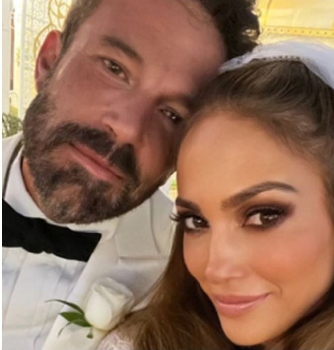 Η Jennifer Lopez μοιράζεται τις πρώτες φωτογραφίες από τον γάμο στον Ben Affleck: "We Did It"