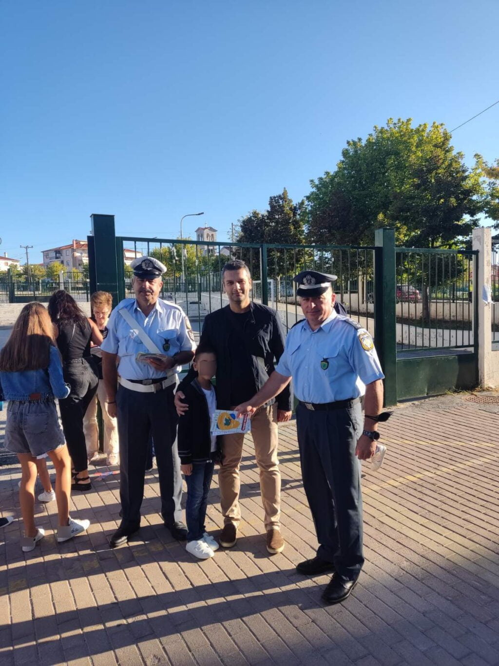 Ενημερωτικά φυλλάδια τροχαίας και σχολικά προγράμματα με σελιδοδείκτες διανεμήθηκαν σήμερα από αστυνομικούς σε μαθητές Δημοτικών Σχολείων και γονείς σε περιοχές της Δυτικής Μακεδονίας