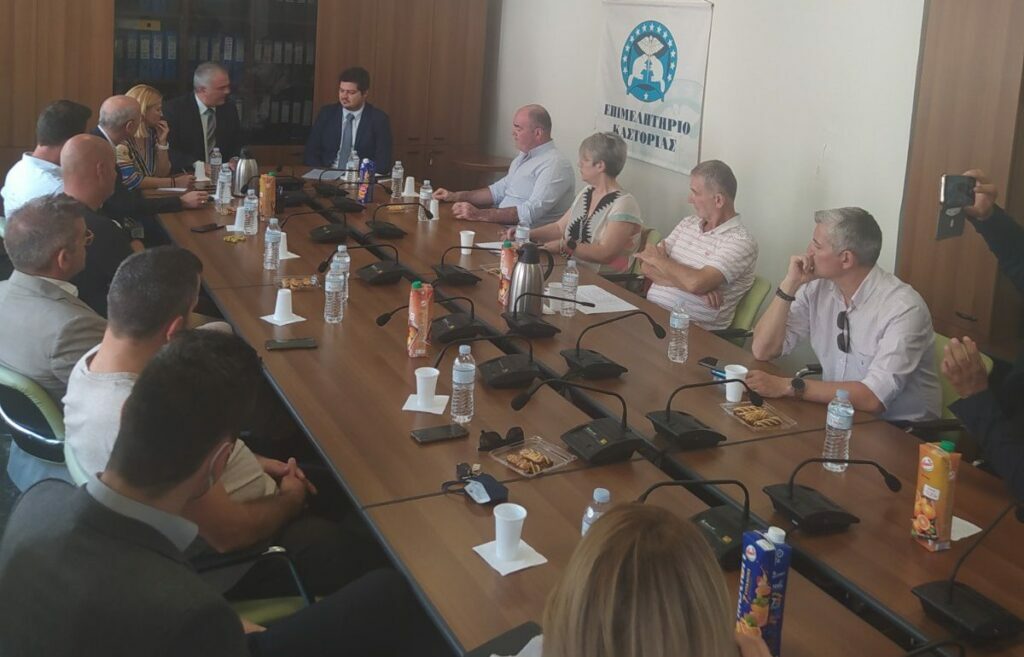 Σύσκεψη με παραγωγικούς και επιστημονικούς  φορείς της ΠΕ Καστοριάς πραγματοποιήθηκε στο Επιμελητήριο Καστοριάς υπό την παρουσία του κ. Αναγνωστόπουλο Σωτήριο, Γενικό Γραμματέα Εμπορίου