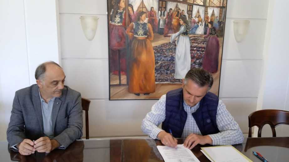 Υπογραφή Σύμβασης για την «Ενεργειακή Αναβάθμιση του Διοικητηρίου της Π.Ε. Καστοριάς», από τον Περιφερειάρχη Δυτικής Μακεδονίας Γιώργο Κασαπίδη.