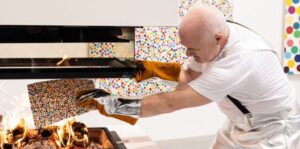 Ο Damien Hirst έκαψε χιλιάδες έργα τέχνης που πούλησε ως NFT