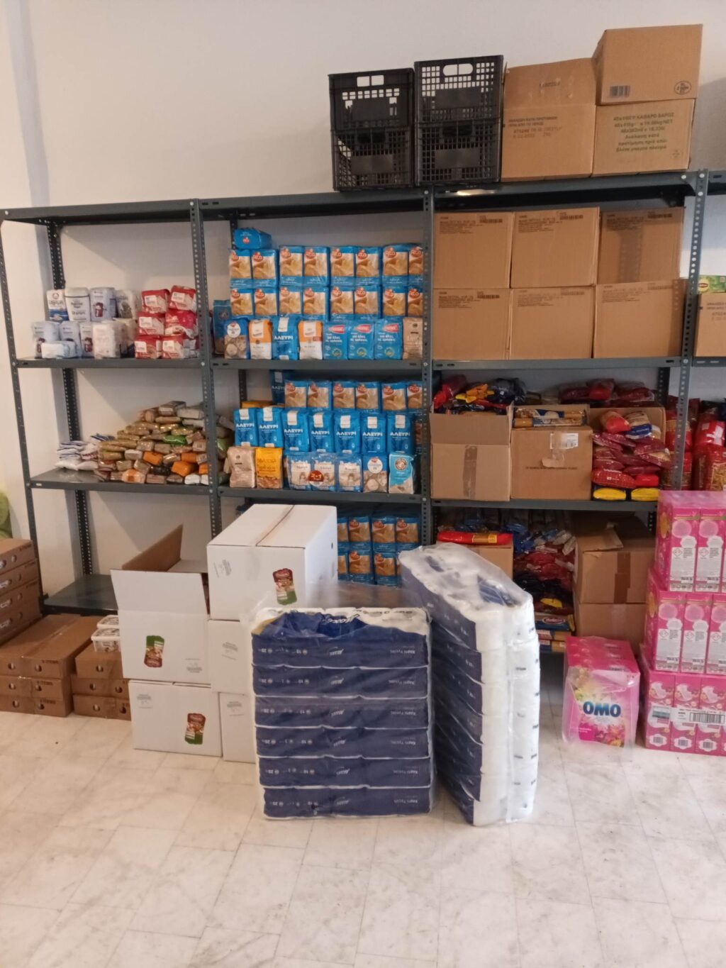 Διανομή τροφίμων, καυσόξυλων και γευμάτων σε ευάλωτους πολίτες από τον Δήμο Καστοριάς για τις γιορτές