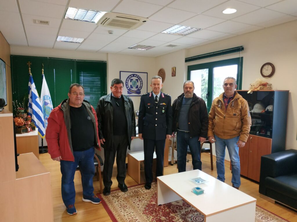 Τη Γενική Περιφερειακή Αστυνομική Διεύθυνση Δυτικής Μακεδονίας επισκέφθηκαν σήμερα (31-01-2023) το πρωί ο Πρόεδρος του Συλλόγου Αποστράτων Σωμάτων Ασφαλείας Κοζάνης κ. Κωνσταντίνος Μπουγάτσιας, καθώς και τα μέλη του Συλλόγου, όπου συναντήθηκαν με τον Γενικό Περιφερειακό Αστυνομικό Διευθυντή, Ταξίαρχο Σπυρίδων ΔΙΟΓΚΑΡΗ.