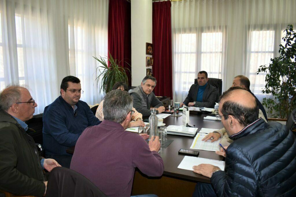 Τα έργα ΠΕΠ του Δήμου Καστοριάς, συνολικού προϋπολογισμού 33.475.443 ευρώ, τέθηκαν στο επίκεντρο σύσκεψης που πραγματοποιήθηκε εχθές στο γραφείο του Δημάρχου, Γιάννη Κορεντσίδη