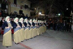 Παρουσίαση του γυναικείου τμήματος του συλλόγου μας, στην "Γιορτή χορού" στα Σέρβια.