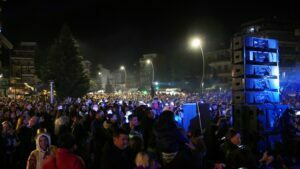 Ο Δήμος Αναστασιάδης «απογείωσε» τα Γρεβενά! – «Βούλιαξε» από κόσμο η κεντρική πλατεία Αιμιλιανού
