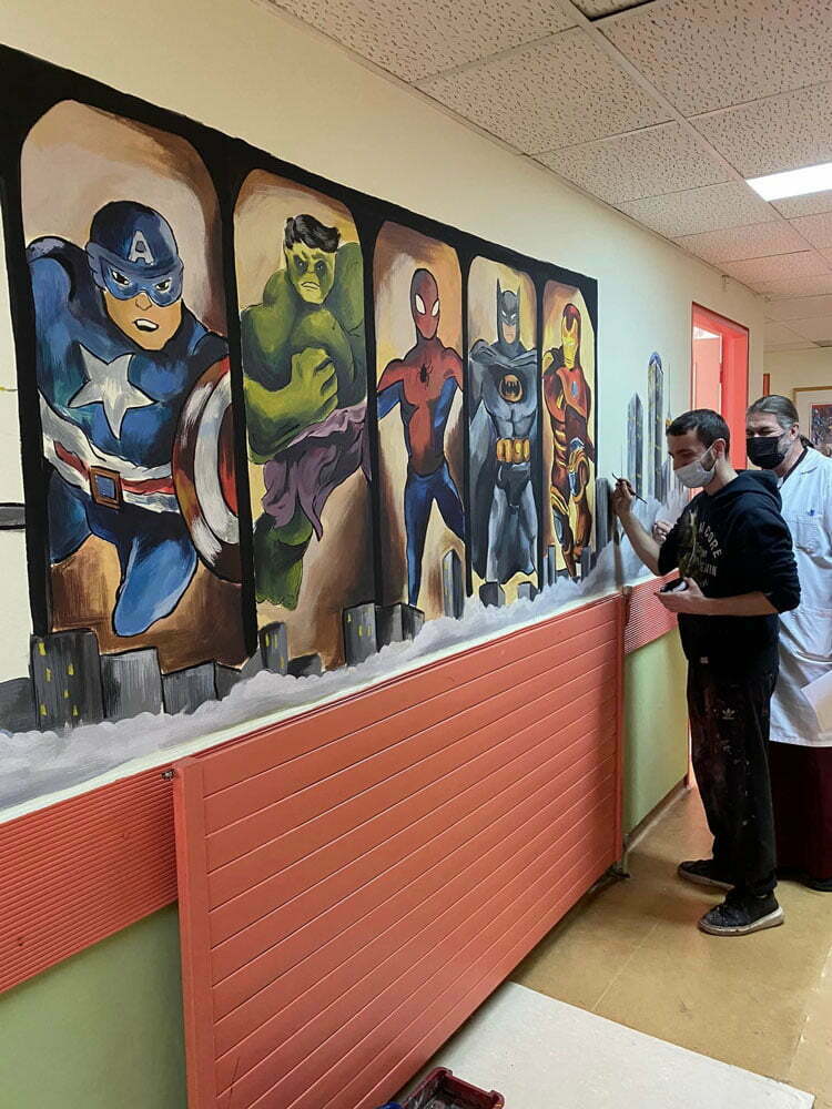 Παιδιατρική Κλινική Μποδοσάκειου: Τελείωσε το πρώτο έργο του ο ζωγράφος Γιάννης Καραγιανόπουλος με ήρωες της Marvel