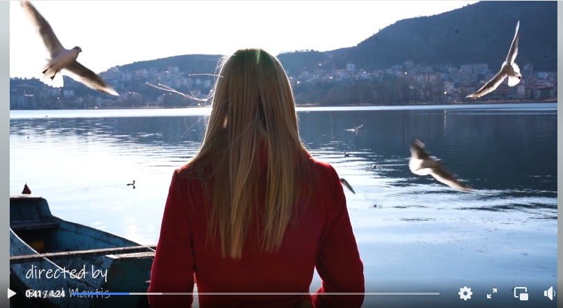 Μαγεύει η «ιπτάμενη πιανίστρια» Έλενα Ξυδιά στη λίμνη της Καστοριάς!