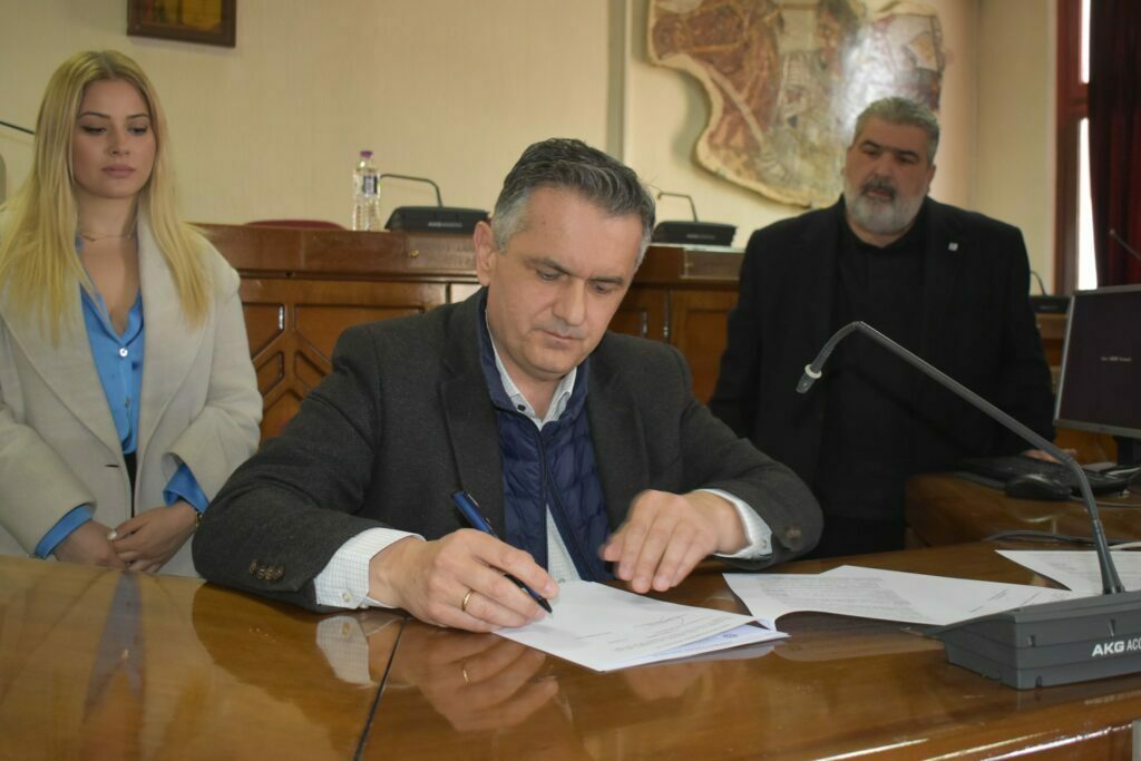 Υπογράφηκε η σύμβαση για την οδοποιία σε επιχειρήσεις του πρωτογενή τομέα του Δήμου Εορδαίας προϋπολογισμού 3.580.000 €