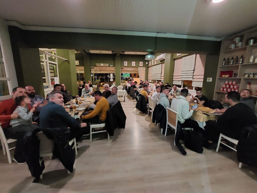 Στιγμιότυπα από το χθεσινό δείπνο που παρέθεσε η διοίκηση της Καστοριάς, στους ποδοσφαιριστές και στο τεχνικό τημ της ομάδας, μετά την χθεσινή προπόνηση, στην Roma Pizza.