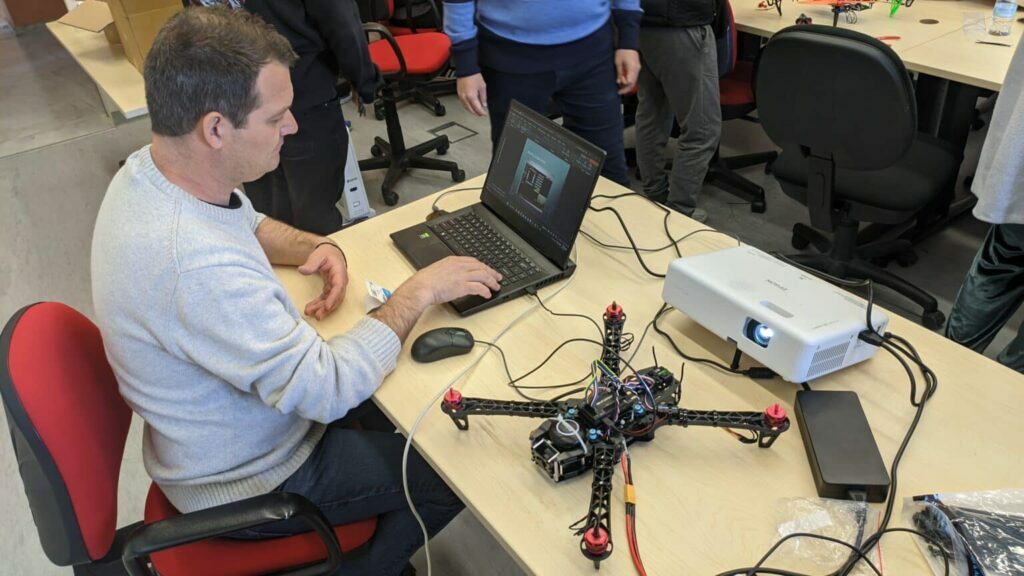 Με επιτυχία ολοκληρώθηκε το έκτο και τελευταίο μάθημα κατασκευής drone απο το Πανεπιστήμιο Δυτικής Μακεδονίας στους μαθητές του ΕΠΑΛ Γρεβενών σε συνεργασία με το 1ο εργαστηριακό Κέντρο Γρεβενών.