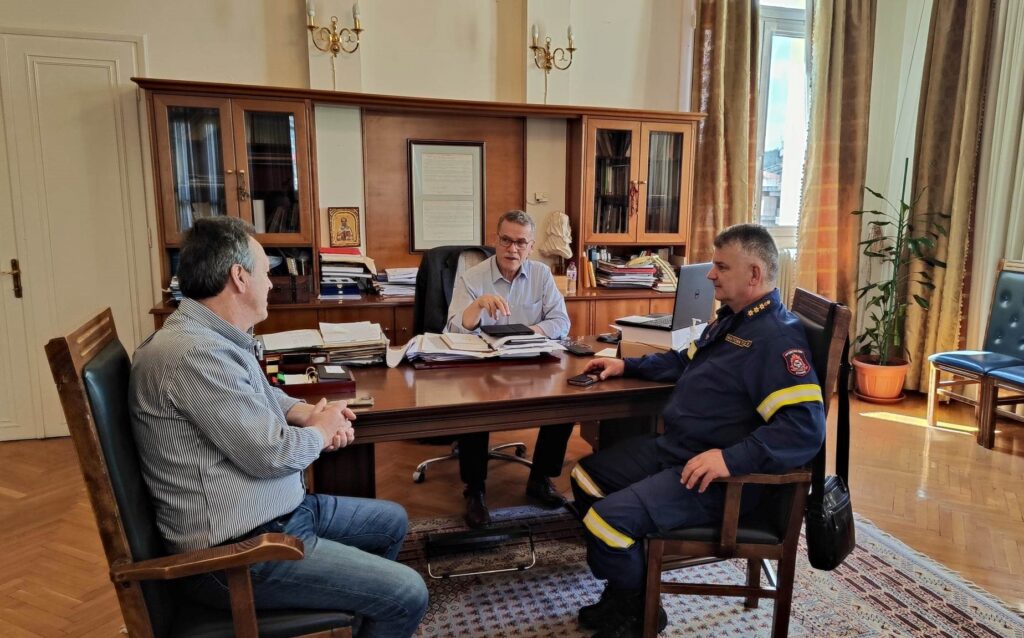 Θέματα που άπτονται της Πολιτικής Προστασίας και της βέλτιστης συνεργασίας μεταξύ του Δήμου Κοζάνης και της Πυροσβεστικής, συζήτησαν ο δήμαρχος Κοζάνης, Λάζαρος Μαλούτας και ο διοικητής Πυροσβεστικών Υπηρεσιών Π.Ε. Κοζάνης, Κωνσταντίνος Μαυροματίδης