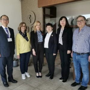 Κατά τη διάρκεια της 48ης έκθεσης γούνας Καστοριάς και σε συνεργασία με την Ελληνική Ομοσπονδία Γούνας, πραγματοποιήθηκε επίσημη επίσκεψη μελών της Κινεζικής Πρεσβείας στην Ελλάδα.