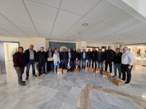 Δέκα απινιδωτές παρέδωσε σε εκπροσώπους Τοπικών Κοινοτήτων και σχολείων ο Αντιπεριφερειάρχης Δημόσιας Υγείας Γιώργος Μαργαρίτης