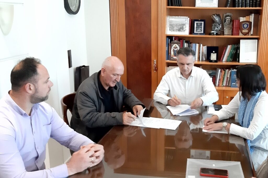 Υπογραφή Σύμβασης Κυκλικών Κόμβων  Φωτεινής-Μεταμόρφωσης και Γκιόλε  προϋπ. 900.000€ από τον Περιφερειάρχη Δυτ. Μακεδονίας για την Π.Ε. Καστοριάς.
