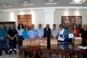 Οκτώ απινιδωτές παρέδωσε σε εκπροσώπους Τοπικών Κοινοτήτων και Φορέων του Νομού Καστοριάς,  ο Αντιπεριφερειάρχης Δημόσιας Υγείας Γιώργος Μαργαρίτης.