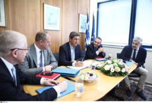 Ο Υπουργός Αγροτικής Ανάπτυξης και Τροφίμων, Λευτέρης Αυγενάκης μαζί με τους Υφυπουργούς, Διονύση Σταμενίτη και Σταύρο Κελέτση επισκέφτηκαν σήμερα τον Οργανισμό Ελληνικών Γεωργικών Ασφαλίσεων-ΕΛΓΑ και συναντήθηκαν με τον Πρόεδρο, Ανδρέα Λυκουρέντζο, τον Αντιπρόεδρο, Γιώργο Φερεντζάνη, τη Γενική Διευθύντρια, Χρυσούλα Γάσπαρη, καθώς επίσης και με στελέχη του Οργανισμού και εκπροσώπους των εργαζομένων. Κατά τη διάρκεια της σύσκεψης, εξετάστηκε η πορεία του ΕΛΓΑ την τελευταία τετραετία και συζητήθηκαν προτάσεις για το μέλλον του. Ο ΥπΑΑΤ ζήτησε από τα στελέχη του Οργανισμού να καταθέσουν ολοκληρωμένες προτάσεις για την αναμόρφωση και τη βελτίωση της λειτουργίας του, καθώς ο εκσυγχρονισμός του ΕΛΓΑ συνιστά προτεραιότητα τόσο της πολιτικής ηγεσίας του ΥΠΑΑΤ όσο και της Κυβέρνησης. Ο κ. Αυγενάκης προτίθεται τους επόμενους μήνες, και μετά από διαβούλευση με τους άμεσα ενδιαφερόμενους, να φέρει στη Βουλή -ως πρώτο νομοσχέδιο προς ψήφιση- τον εκσυγχρονισμό του κανονισμού του Οργανισμού. Όπως τονίστηκε στην συνάντηση, τις προσέχεις ημέρες αναδεικνύεται μέσω διαγωνισμού ο ανάδοχος έργου προϋπολογισμού 2,5 εκ. ευρώ για την ψηφιοποίηση της εκτιμητικής διαδικασίας. Πρόκειται για ένα έργο που θα επιτρέψει στον Γεωπόνο-Εκτιμητή να ολοκληρώνει με διαφάνεια και ταχύτητα την αξιολόγηση της ζημίας στο κτήμα του παραγωγού με τον φορητό του υπολογιστή, να καταγράφει και να ενημερώνει τον ΕΛΓΑ επί τόπου και να προϋπολογίζει την έκταση της ζημίας και το ύψος της οφειλόμενης αποζημίωσης, ώστε να έχει ο παραγωγός πλήρη και ξεκάθαρη γνώση της υπόθεσής του. Στο τέλος της συνάντησης ο Υπουργός Αγροτικής Ανάπτυξης Λευτέρης Αυγενάκης δήλωσε: «Συνεπείς στα όσα είπαμε στις Προγραμματικές Δηλώσεις, συνεχίζουμε τις επισκέψεις στους Εποπτευόμενους Φορείς. Σήμερα στον ΕΛΓΑ, συναντήσαμε την άξια Διοίκηση και συζητήσαμε με τους Γενικούς Διευθυντές, Στελέχη του Οργανισμού και με εκπροσώπους των εργαζομένων. Τους ζητήσαμε ένα σφιχτό χρονοδιάγραμμα, ώστε να έχουμε συνολικά τις προτάσεις τους για αναμόρφωση του κανονισμού και τυχόν νομοθετικές βελτιώσεις. Ελπίζουμε, τους επόμενους 3-4 μήνες και μετά από διαβούλευση με τους άμεσα ενδιαφερόμενους, να καταθέσουμε στη Βουλή, ως πρώτο νομοσχέδιο του Υπουργείου Αγροτικής Ανάπτυξης και Τροφίμων, τον νέο, εκσυγχρονισμένο κανονισμό του ΕΛΓΑ». Από την πλευρά του ο πρόεδρος του ΕΛΓΑ Ανδρέας Λυκουρέντζος δήλωσε: «Υποδεχθήκαμε στον ΕΛΓΑ τον Υπουργό και τους Υφυπουργούς και συνεργαστήκαμε παραγωγικά. Οριοθετήσαμε ένα συγκεκριμένο χρονοδιάγραμμα, ούτως ώστε πολύ γρήγορα να αποτελέσει νόμο του κράτους ένας νέος Νόμος-Πλαίσιο, ο οποίος θα ρυθμίζει τα οργανωτικά και λειτουργικά ζητήματα του Οργανισμού, την οικονομική του ευστάθεια, με την οποία θα αποκτήσει προοπτική και την αναμόρφωση των κανονιστικών διατάξεων που απαιτούνται για την προσαρμογή του στις νέες συνθήκες της κλιματικής κρίσης».