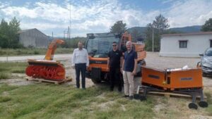 Ο Δήμος Φλώρινας παρέλαβε ένα νέο όχημα πολλαπλών χρήσεων με λεπίδα αποχιονισμού, αλατοδιανομέα και μύλο αποχιονισμού