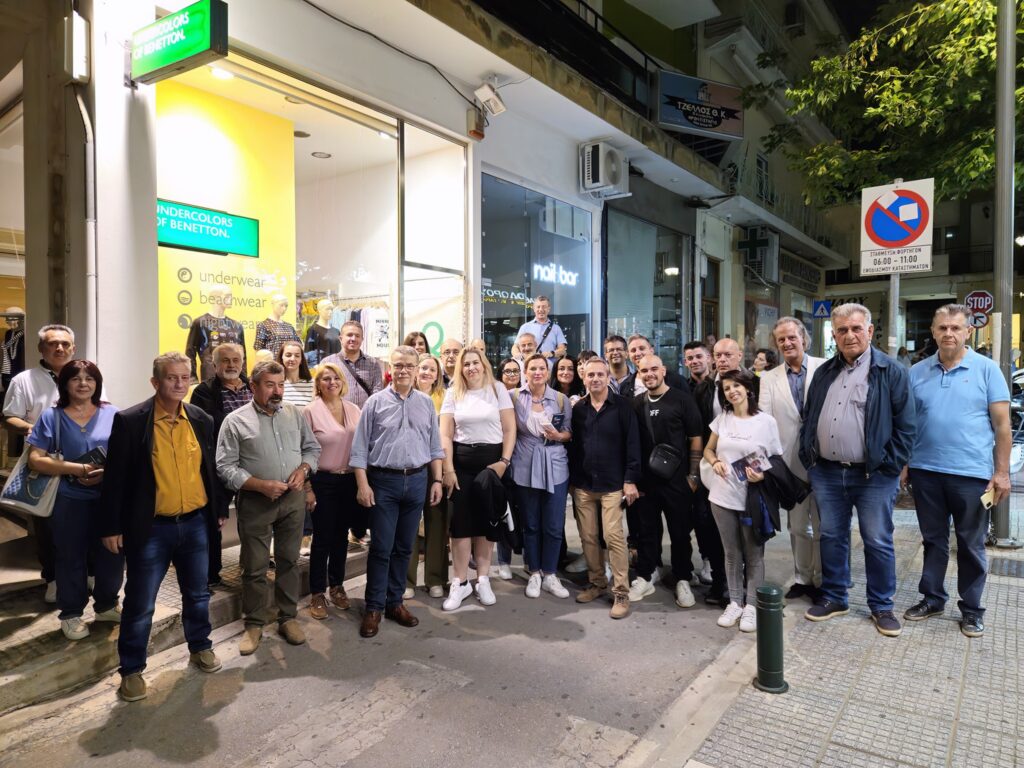Ο Λάζαρος Μαλούτας και μια μεγάλη ομάδα υποψηφίων του συνδυασμού Ενότητα, στις εκδηλώσεις της Λευκής Νύχτας που διοργανώθηκε από τον ΟΑΠΝ του Δήμου Κοζάνης.