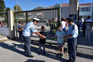 Ενημερωτικά φυλλάδια τροχαίας και σχολικά προγράμματα με σελιδοδείκτες διανεμήθηκαν από αστυνομικούς Υπηρεσιών της Γενικής Περιφερειακής Αστυνομικής Διεύθυνσης Δυτικής Μακεδονίας σε μαθητές Δημοτικών Σχολείων και γονείς
