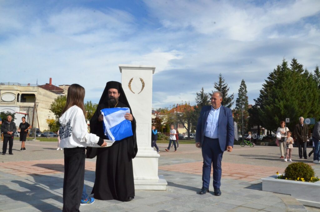 Σε κλίμα βαθιάς συγκίνησης πραγματοποιήθηκαν τα αποκαλυπτήρια του νέου Μνημείου στο Πάρκο Εθνικής Αντίστασης από τον Σεβασμιώτατο Μητροπολίτη Καστοριάς κ. Καλλίνικο και τον Δήμαρχο Άργους Ορεστικού, Πάνο Κεπαπτσόγλου.