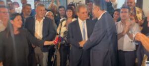 O Γιώργος Κασαπίδης πήγε στο εκλογικό κέντρο του Γιώργου Αμανατίδη και τον συνεχάρη