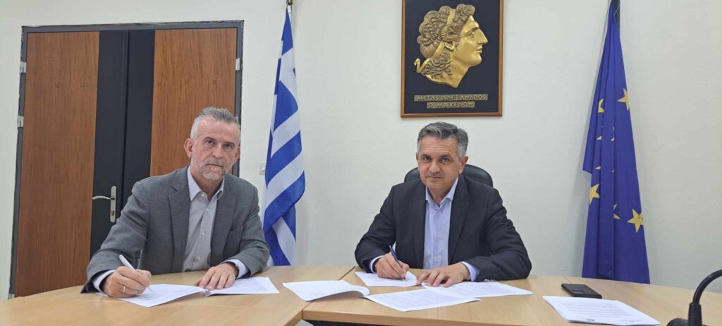 Υπογραφή σύμβασης από τον Γ. Κασαπίδη για το έργο «Δημιουργία Ενιαίου Δικτύου Σήμανσης και πληροφόρησης των Πέτρινων Γεφυριών της Δυτικής Μακεδονίας»