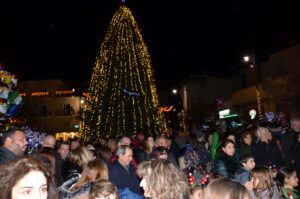 Εορταστική λάμψη στο άναμμα του χριστουγεννιάτικου δέντρου του Δήμου Άργους Ορεστικού