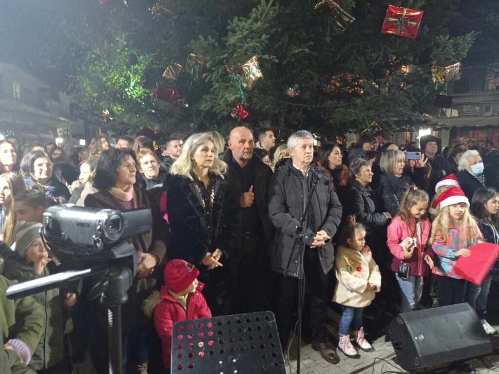 Στις 3 Δεκεμβρίου 2023, ημέρα Κυριακή και ώρα 18.00΄ στην κεντρική πλατεία της Δεσκάτης, πραγματοποιήθηκε εκδήλωση στα πλαίσια του εορτασμού των Χριστουγέννων και της Πρωτοχρονιάς