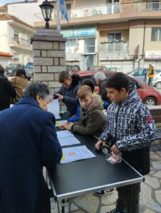 2η Κυριακή Εθελοντισμού και η σχολική μας εφημερίδα ταξιδεύει σε όλο το Άργος Ορεστικό και έξω από αυτό! Συγχαρητήρια στα παιδιά και στις δασκάλες τους, Καίτη και Σοφία