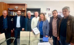 Η Βουλευτής Καστοριάς Μαρία Αντωνίου, την Κυριακή 18 Φεβρουαρίου πραγματοποίησε συνάντηση εργασίας στο Πολιτικό της Γραφείο με τον Πρόεδρο κ. Στέργιο Γουδή και το Γενικό Γραμματέα κ. Νίκο Φιλίππου του Συνδέσμου Γουνοποιών Άργους Ορεστικού και με τη συμμετοχή εκπροσώπων του κλάδου από τις περιοχές της Καστοριάς και της Σιάτιστας. Την ατζέντα της συζήτησης μονοπώλησε το ζήτημα της ένταξης και των συγκεκριμένων επιχειρήσεων γουνοποιίας στο πρόγραμμα στήριξης όσων πλήττονται από τις συνέπειες του πολέμου Ρωσίας-Ουκρανίας, θέμα για το οποίο οι επαγγελματίες του κλάδου πραγματοποίησαν ανοιχτή συγκέντρωση στο Άργος Ορεστικό.