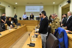 Ενός λεπτού σιγή στο Δημοτικό Συμβούλιο Κοζάνης για τα θύματα των Τεμπών
