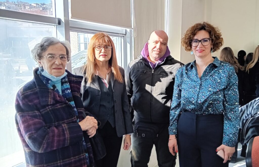 Στο κατάμεστο "Ενυδρείο" στην Καστοριά παρουσιάστηκε την Κυριακή, 28 Ιανουαρίου, η συλλογή ποιημάτων "επτά ανάσες πριν" της  ποιήτριας Ελένης Αλεξίου. Την εκδήλωση συνδιοργάνωσαν το Εργαστήριο Κοινωνικών και Μεταναστευτικών Σπουδών του Πανεπιστημίου Δυτικής Μακεδονίας,