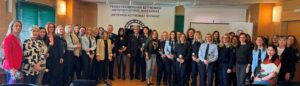 Με αφορμή την Παγκόσμια Ημέρα της Γυναίκας η Διεύθυνση Αστυνομίας Κοζάνης, σε συνεργασία με την Ένωση Αστυνομικών Υπαλλήλων Κοζάνης και την Τοπική Διοίκηση Κοζάνης της Διεθνούς Ένωσης Αστυνομικών (Ι.Ρ.Α.) διοργάνωσαν  εκδήλωση στο Αστυνομικό Μέγαρο Κοζάνης για να τιμήσουν τις «Γυναίκες Αστυνομικούς»