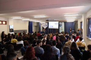 Τα στελέχη της ομάδας έργου των Ενεργοί Νέοι ΟΕΝΕΦ - Active Youths OENEF επισκέφθηκαν το 3ο Γενικό Λύκειο Κοζάνης με στόχο την ενημέρωση μαθητών/τριών στο πλαίσιο του σχεδίου “Ενδυναμώνοντας τη Νέα Γενιά: Συμμετοχή των Νέων στις Ευρωπαϊκές Εκλογές”