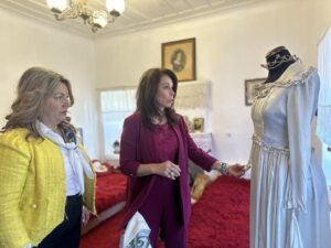 H πρώτη γυναίκα Ολυμπιονίκης κα Βούλα Πατουλίδου μαζί με την βουλευτή μας κα Μαρία Αντωνίου επισκέφθηκαν σήμερα το Δεληνάνειο Λαογραφικό Μουσείο Καστοριανής Γυναίκας