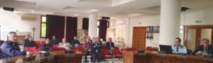 Χθες (22-04-2024) το πρωί πραγματοποιήθηκε ενημερωτική διάλεξη από τη Διεύθυνση Αστυνομίας Κοζάνης στους προέδρους των τοπικών κοινοτήτων του Δήμου Εορδαίας, με θέμα «Απάτες σε βάρος πολιτών και συμβουλές για την αποφυγή εξαπάτησης τους» στην αίθουσα Συνεδριάσεων του Δημοτικού Συμβουλίου του Δήμου Εορδαίας.