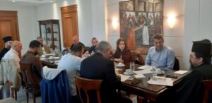 Σύσκεψη πραγματοποιήθηκε, σήμερα Δευτέρα 08 Απριλίου, στο γραφείο του Αντιπεριφερειάρχη Καστοριάς Δημήτρη Σαββόπουλου, σχετικά με την προώθηση της δράσης: «Πάσχα στη Βυζαντινή Καστοριά». H συγκεκριμένη δράση υλοποιείται για δεύτερη συνεχόμενη χρονιά με την συνεργασία φορέων της περιοχής. Ποιο συγκεκριμένα, στην συνάντηση συμμετείχαν, ο Σεβασμιότατος Μητροπολίτης Καστοριάς κ.κ. Καλλίνικος συνοδευόμενος από τον Αρχιμανδρίτη π. Στέφανο Σχοινά και τον Σύμβουλο του Μιχαήλ Δόνε, ο Αντιδήμαρχος Πολιτισμού Δήμου Καστοριάς Μανώλης Εγγλέζος, η Προϊσταμένη της Εφορείας Αρχαιοτήτων Καστοριάς Ανδρομάχη Σκρέκα, ο Πρόεδρος του Επιμελητηρίου Καστοριάς Χαράλαμπος Καραταγλίδης, ο Πρόεδρος του συλλόγου Εστίασης Άγγελος Γεωργιάδης, ο νυν και ο πρώην Πρόεδρος του Εμπορικού Συλλόγου Γιάννης Βαινάς και Βαγγέλης Πανταζής, ενώ τηλεφωνικά ενημερώθηκε, λόγω έκτακτης απουσίας του, ο πρόεδρος της Ένωσης Ξενοδόχων Σιδέρης Σμαρόπουλος. Κατά τη διάρκεια της συνάντησης, συζητήθηκε ο συντονισμός όλων των φορέων για την όσο το δυνατό καλύτερη προβολή των ηθών και εθίμων που εκτυλίσσονται στην περιοχή μας κατά την περίοδο του Πάσχα, με σκοπό την προβολή και την αύξηση της επισκεψημότητας