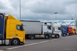 Αυστηρότεροι στόχοι για τη μείωση του διοξειδίου του άνθρακα από φορτηγά και λεωφορεία