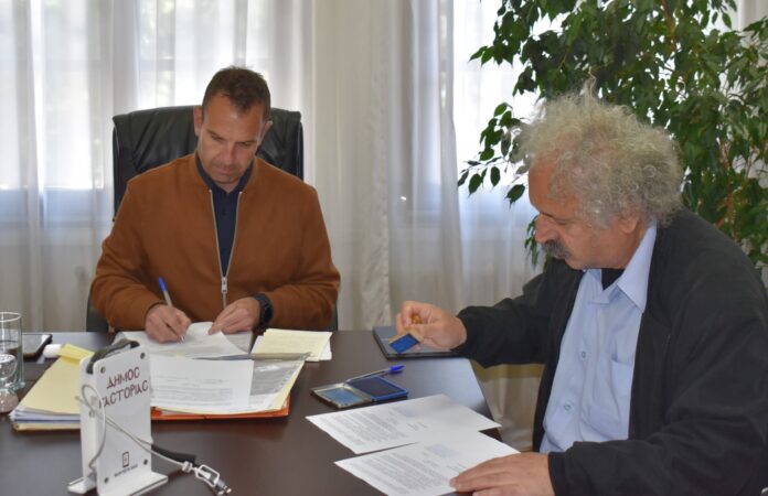 Ακόμη ένα έργο ξεκινάει στον Δήμο Καστοριάς. Υπεγράφη η σύμβαση του έργου «Ασφαλτοστρώσεις οδών Κοινότητας Μανιάκων»