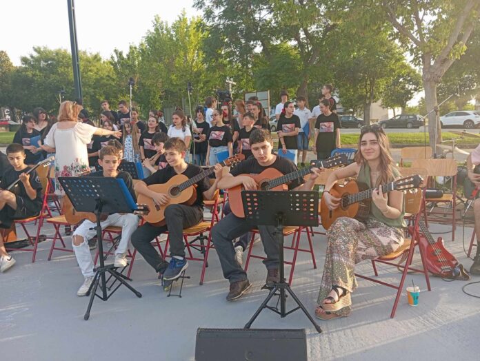 Πλημμύρισε μελωδίες η όμορφη πόλη του Αμυνταίου, από τα μουσικά σύνολα χορωδίας, λύρας, Ευρωπαϊκής και παραδοσιακής μουσικής, των μαθητών του Μουσικού Σχολείου Αμυνταίου, σε συναυλία που πραγματοποιήθηκε την Πέμπτη 20 Ιουνίου 2024, στο κατάμεστο από κόσμο θέατρο της πόλης.