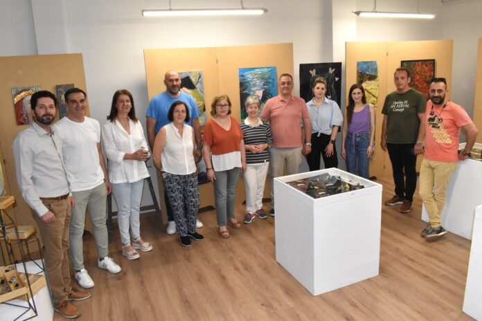 Την έκθεση ζωγραφικής και κοσμήματος του Εικαστικού Εργαστηρίου θαύμασε από κοντά ο Δήμαρχος Κοζάνης Γιάννης Κοκκαλιάρης