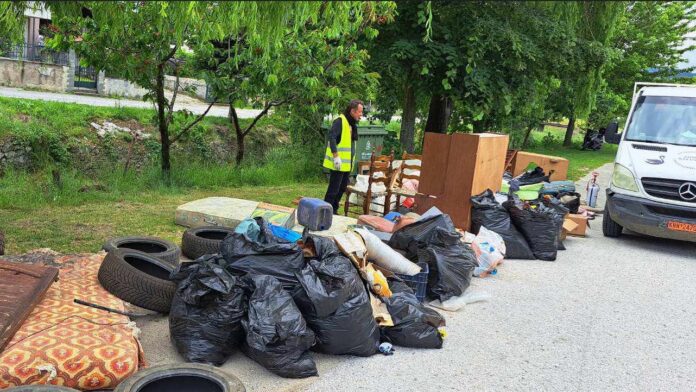 Καθημερινή η προσπάθεια της Υπηρεσίας Καθαριότητας του Δήμου Καστοριάς για την περισυλλογή ογκωδών αντικειμένων, κλαδιών και χόρτων