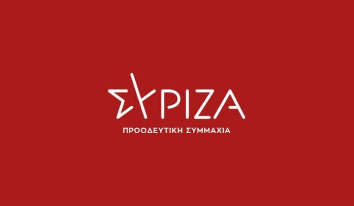 Ανακοίνωση του Γραφείου Τύπου του ΣΥΡΙΖΑ-ΠΣ για τη διαχείριση του DNA των νεογνών από ιδιωτικές εταιρείες Η εν κρυπτώ παραχώρηση του DNA των νεογνών σε ιδιωτικές εταιρείες από την ηγεσία του υπουργείου Υγείας, μέσω σύμβασης που υπογράφτηκε τον Μάιο του 2024 και ήρθε στο φως της δημοσιότητας μόλις προ ολίγων ημερών από δημοσιογραφική έρευνα, αποτελεί σκάνδαλο που εγείρει πολύ σοβαρά ζητήματα βιοηθικής, διαφάνειας αλλά και προστασίας των προσωπικών δεδομένων. Η συγκεκριμένη σύμβαση, την οποία υπέγραψε ο Άδωνις Γεωργιάδης με τις εταιρείες RealGenics και Beginings, που εδρεύουν στις ΗΠΑ, παραχωρεί σε αυτές τη συλλογή και αξιοποίηση όλων των στοιχείων DNA - γονιδιώματος 100 χιλιάδων νεογνών που γεννιούνται στην χώρα μας από 1/1/2025 ως 31/12/2029. Η σύμβαση, μάλιστα, προβλέπει πως τα στοιχεία DNA και γονιδιώματος είναι «αποκλειστική ιδιοκτησία» των δυο ιδιωτικών εταιρειών. Για το συγκεκριμένο ζήτημα, η επιστημονική κοινότητα έχει εκφράσει την κάθετη αντίδρασή της, επισημαίνοντας τόσο τα ζητήματα της διαχείρισης των ευαίσθητων αυτών δεδομένων από ιδιωτικές εταιρείες όσο και την επιστημονική μεθοδολογία που ακολουθούν. Εκτός του ότι η συγκεκριμένη σύμβαση δεν αναρτήθηκε στη «Διαύγεια», παρέμεινε, σύμφωνα με τα διαθέσιμα στοιχεία, κρυφή ακόμα και για το υπουργικό συμβούλιο και τον ίδιο τον πρωθυπουργό. Ο Άδωνις Γεωργιάδης δεν μπορεί να κρύβεται. Απαιτούμε την άμεση ενημέρωση για τη σκανδαλώδη αυτή σύμβαση, όπως και την άμεση ακύρωσή της. Όσο για το δήθεν επιτελικό κράτος του κ. Μητσοτάκη, είναι πλέον προφανές πως δεν πρόκειται για κάτι παραπάνω από κακόγουστο αστείο.